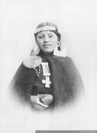 Mujer mapuche con joyas de plata, ca. 1890