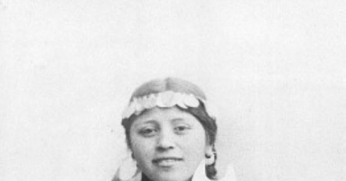 Mujer mapuche con joyas de plata, ca. 1890