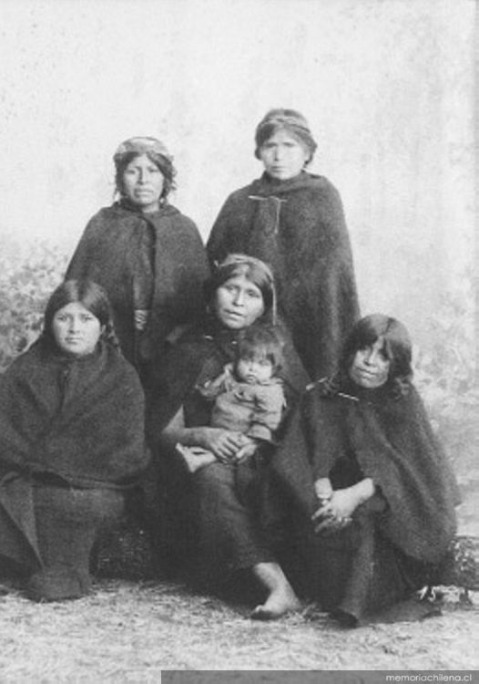Mujeres y niños mapuche en el estudio fotográfico, ca. 1890