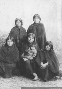 Mujeres y niños mapuche en el estudio fotográfico, ca. 1890