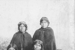 Mujeres y niños mapuche en el estudio fotográfico, ca. 1890