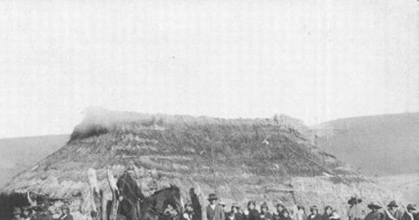 Mapuches frente a una ruca en Malalhue, IX Región, ca. 1890