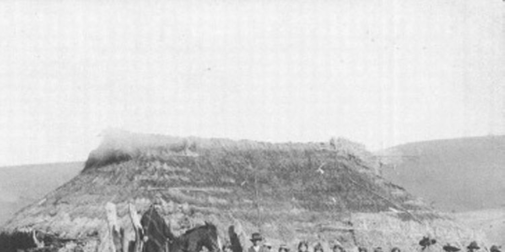 Mapuches frente a una ruca en Malalhue, IX Región, ca. 1890