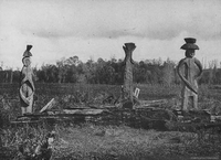 Grupo de chemamüll o estatuas de madera en un cementerio mapuche