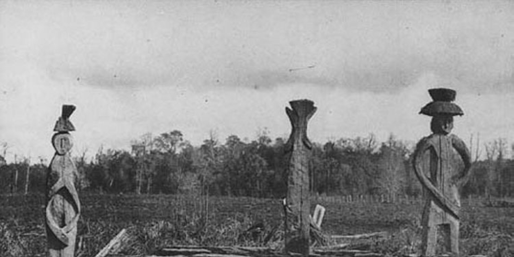 Grupo de chemamüll o estatuas de madera en un cementerio mapuche