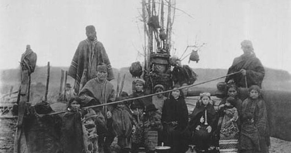 Grupo mapuche junto a un rewe