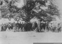 Familias mapuche junto a misioneros capuchinos