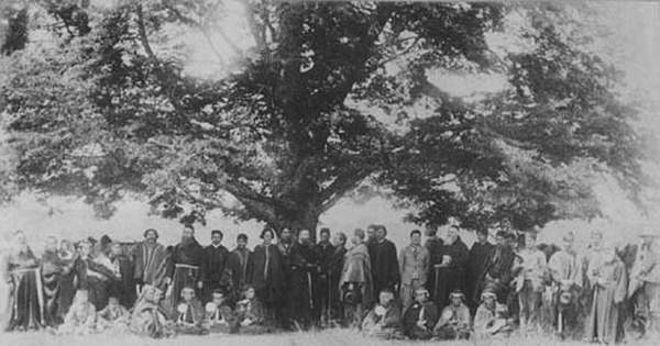 Familias mapuche junto a misioneros capuchinos