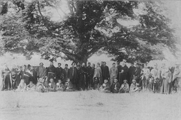 Familias mapuche junto a misioneros capuchinos