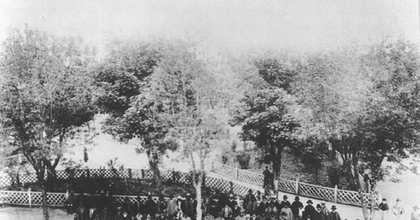 Mapuche en la Plaza de Armas de Valdivia, 1889