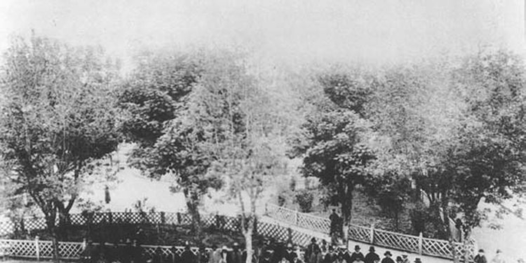 Mapuche en la Plaza de Armas de Valdivia, 1889