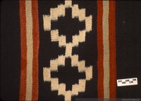 Detalle de makuñ, poncho con motivo realizado en trarün y wirin de colores