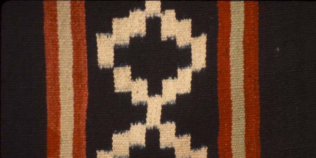 Detalle de makuñ, poncho con motivo realizado en trarün y wirin de colores