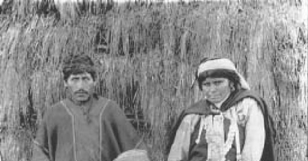 Familia mapuche con indumentaria tradicional