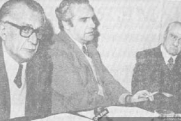 Jorge Millas, Jaime Lavados y Juan Gómez Millas, en una conferencia programada por la Corporación de Promoción Universitaria, 1980
