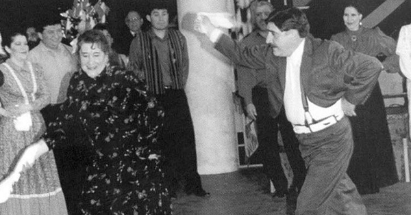Margot Loyola y Osvaldo Cádiz bailando cueca, ca. 2000