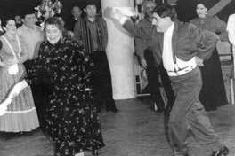 Margot Loyola y Osvaldo Cádiz bailando cueca, ca. 2000