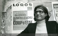 Patricio Guzmán en el estreno de "La batalla de Chile", segunda parte, en el cine Logos de París, 1976