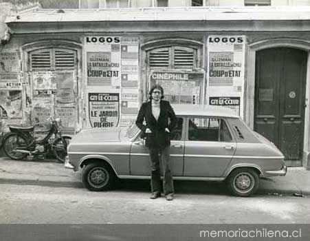 Patricio Guzmán en el estreno de "La batalla de Chile", segunda parte, frente al cine Logos de París, 1976