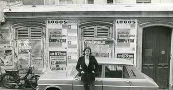 Patricio Guzmán en el estreno de "La batalla de Chile", segunda parte, frente al cine Logos de París, 1976