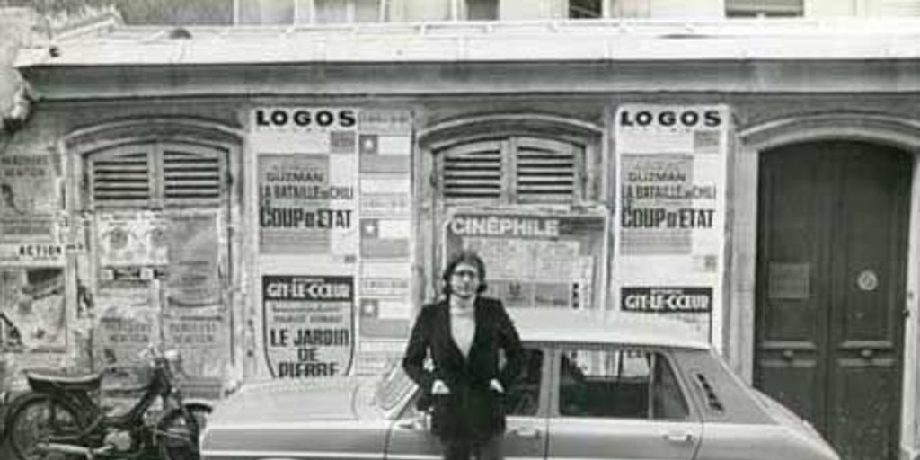 Patricio Guzmán en el estreno de "La batalla de Chile", segunda parte, frente al cine Logos de París, 1976