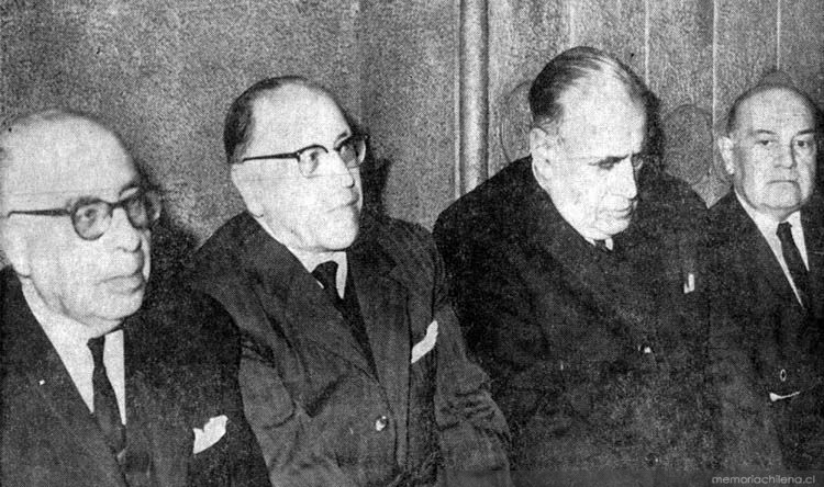 De izquierda a derecha Pedro Lira, Rodolfo Oroz, Hugo Silva y Raúl Silva Castro en la ceremonia de incorporación de Hugo Silva a la Academia Chilena de la Lengua