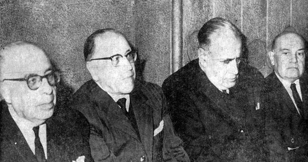 De izquierda a derecha Pedro Lira, Rodolfo Oroz, Hugo Silva y Raúl Silva Castro en la ceremonia de incorporación de Hugo Silva a la Academia Chilena de la Lengua