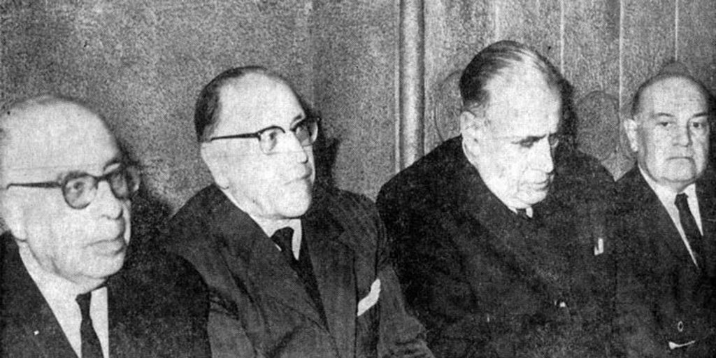 De izquierda a derecha Pedro Lira, Rodolfo Oroz, Hugo Silva y Raúl Silva Castro en la ceremonia de incorporación de Hugo Silva a la Academia Chilena de la Lengua