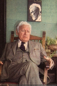 Miguel Serrano en su casa en Valparaíso