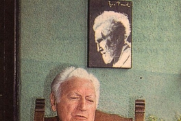 Miguel Serrano en su casa en Valparaíso