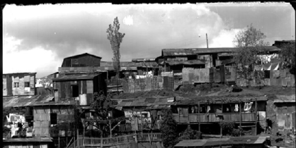 Vista de las casas pobres en los cerros de Valparaíso