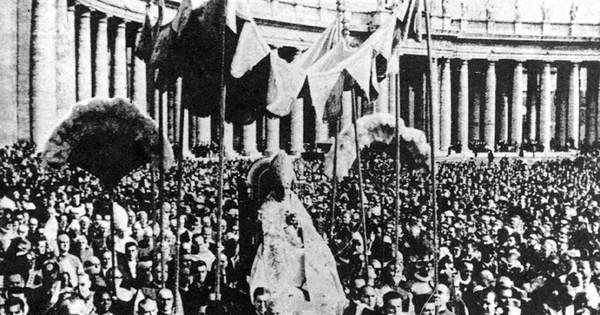 Juan XXIII en apertura del Concilio Vaticano II, en la plaza San Pedro, 1962