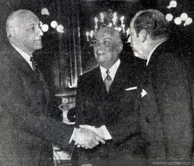 El Presidente Jorge Alessandri R. saluda a Carlos Dittborn, Presidente del Comité Ejecutivo Chileno de Mundial de 1962