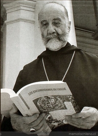 Gabriel Guarda con su libro Los Encomenderos de Chiloé