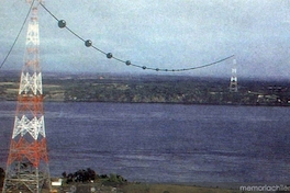 Cables aéreos llevan energía del continente a la isla de Chiloé, 1993
