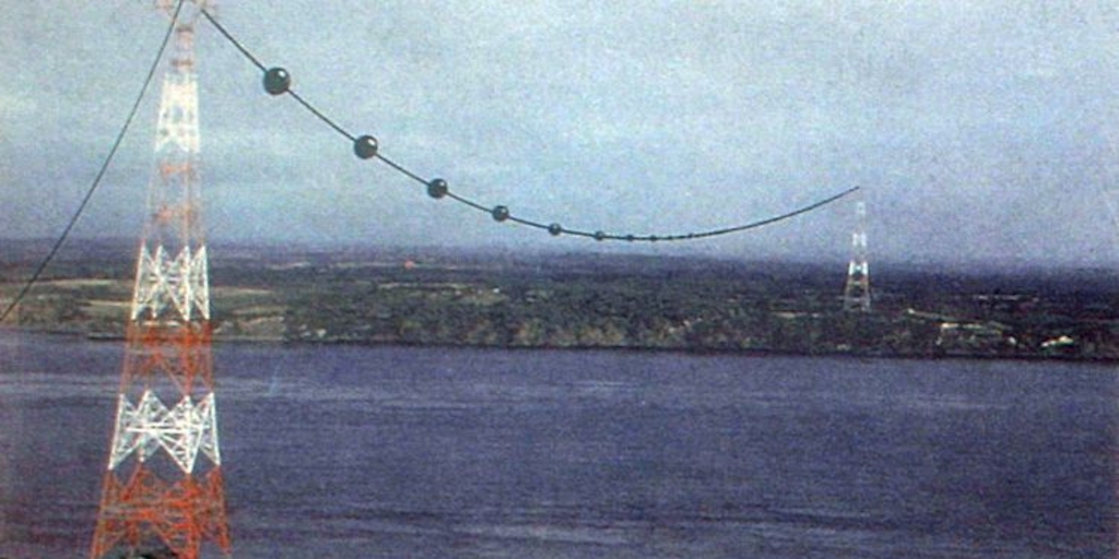 Cables aéreos llevan energía del continente a la isla de Chiloé, 1993