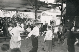 Parejas bailando cueca en una fonda