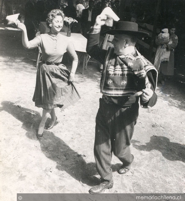 Pareja bailando cueca en una fonda