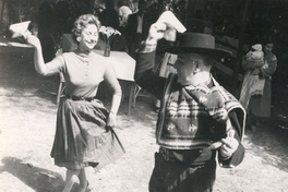 Pareja bailando cueca en una fonda