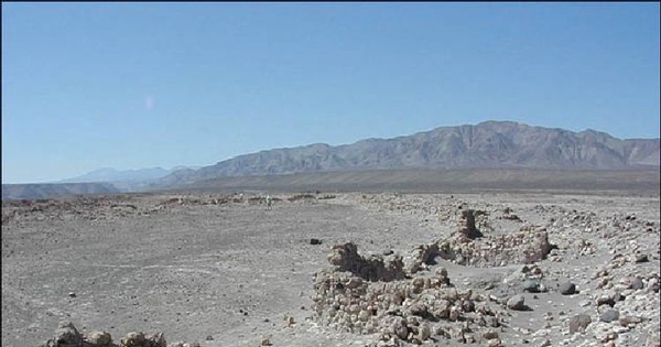 Doble muro perimetral, Aldea de Caserones