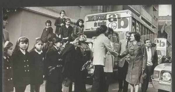 Lucía Hiriart, esposa del general Augusto Pinochet, saluda a una educadora y delegación de escolares, ca. 1975