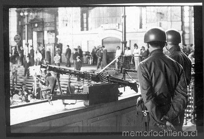 Militares vigilando el desarrollo de las elecciones parlamentarias, 1973