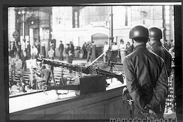 Militares vigilando el desarrollo de las elecciones parlamentarias, 1973