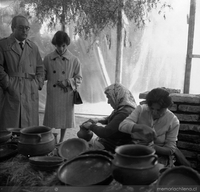 Visitantes y artesanas en la Feria de Arte Popular de 1967