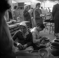 Visitantes y artesanas en la Feria de Arte Popular de 1973