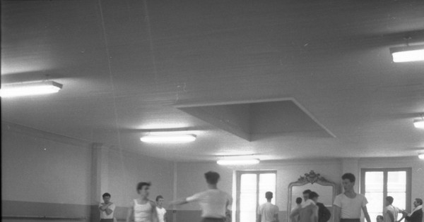 Integrantes del ballet Berioska en un ensayo, ca. 1960