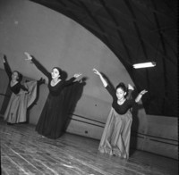 Pauline Koner, bailarina de la Compañía de José Limón, en un ensayo con el BANCH, 1961