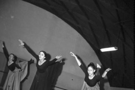 Pauline Koner, bailarina de la Compañía de José Limón, en un ensayo con el BANCH, 1961