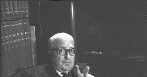 El director del Instituto de Extensión Musical, Domingo Santa Cruz, 1961