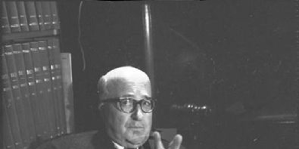 El director del Instituto de Extensión Musical, Domingo Santa Cruz, 1961